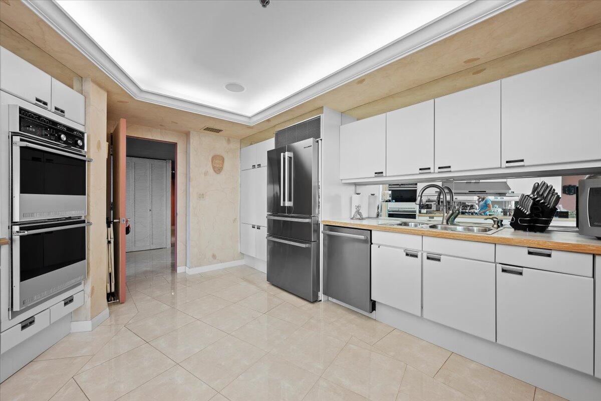 OLD PORT COVE LAKE POINT TOWER COND DECL FILED 3-1 - Residential