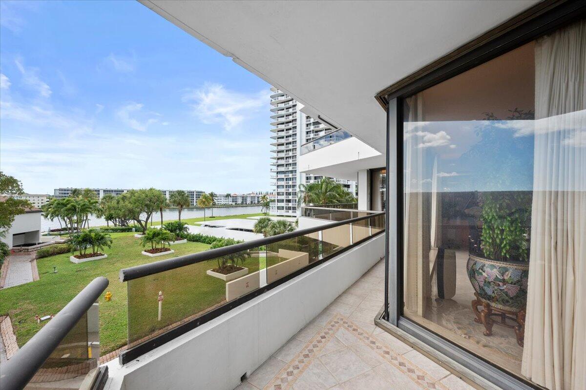 OLD PORT COVE LAKE POINT TOWER COND DECL FILED 3-1 - Residential