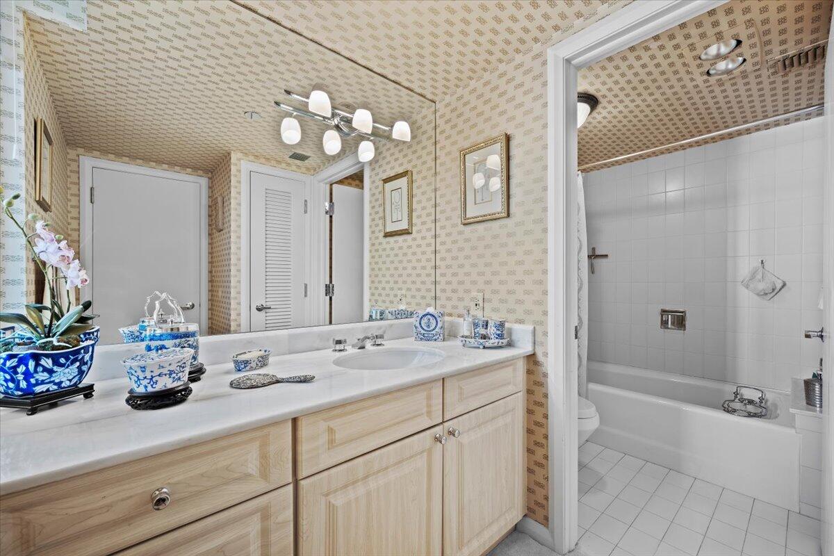 OLD PORT COVE LAKE POINT TOWER COND DECL FILED 3-1 - Residential