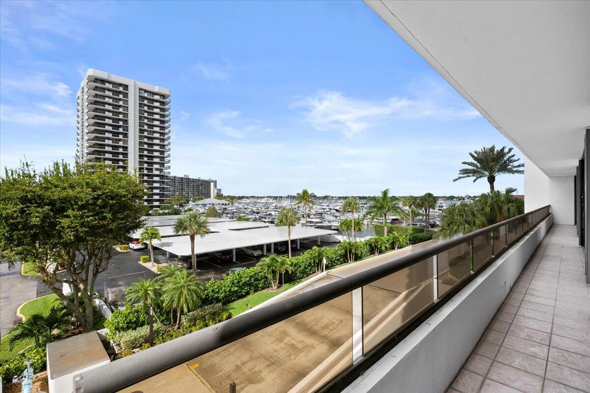 OLD PORT COVE LAKE POINT TOWER COND DECL FILED 3-1 - Residential