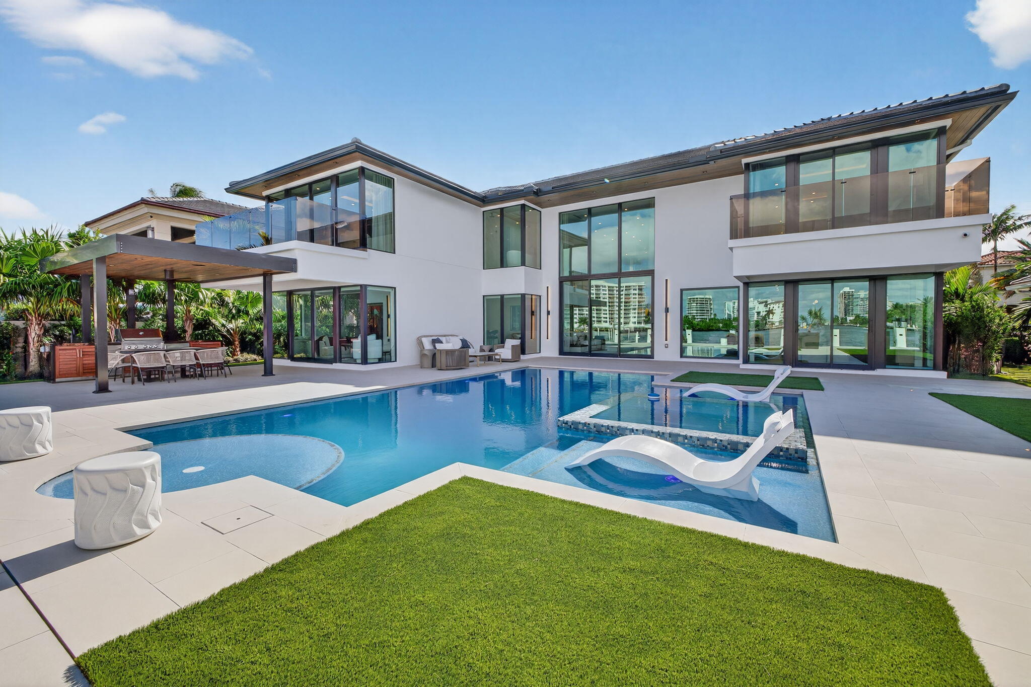 2533 Aqua Vista Boulevard