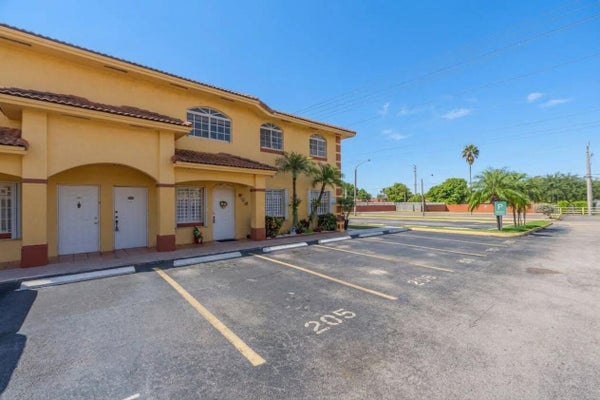 7520 W 20TH AVE APT 206, HIALEAH, FL 33016 - Image f4ff8d53145083acde9a35237eee130f/2111086667