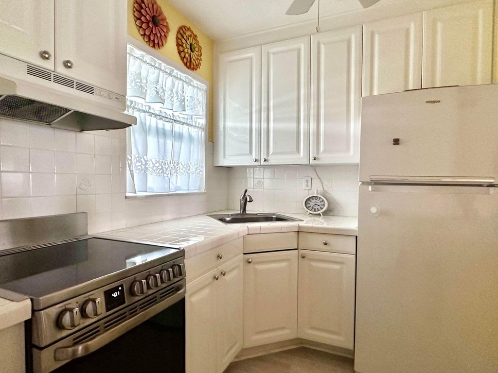 Photo of 1114 Lake Terrace #207, Boynton Beach, FL 33426 (MLS # R10922348)