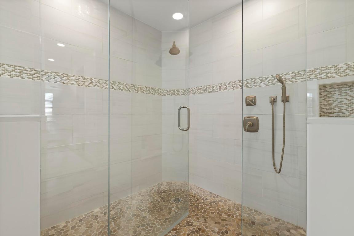 ADMIRALS COVE - Residential