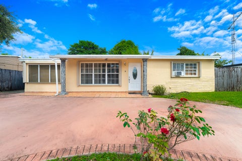 Photo of 6635 Hope Street, Hollywood, FL 33024 (MLS # B26078836)