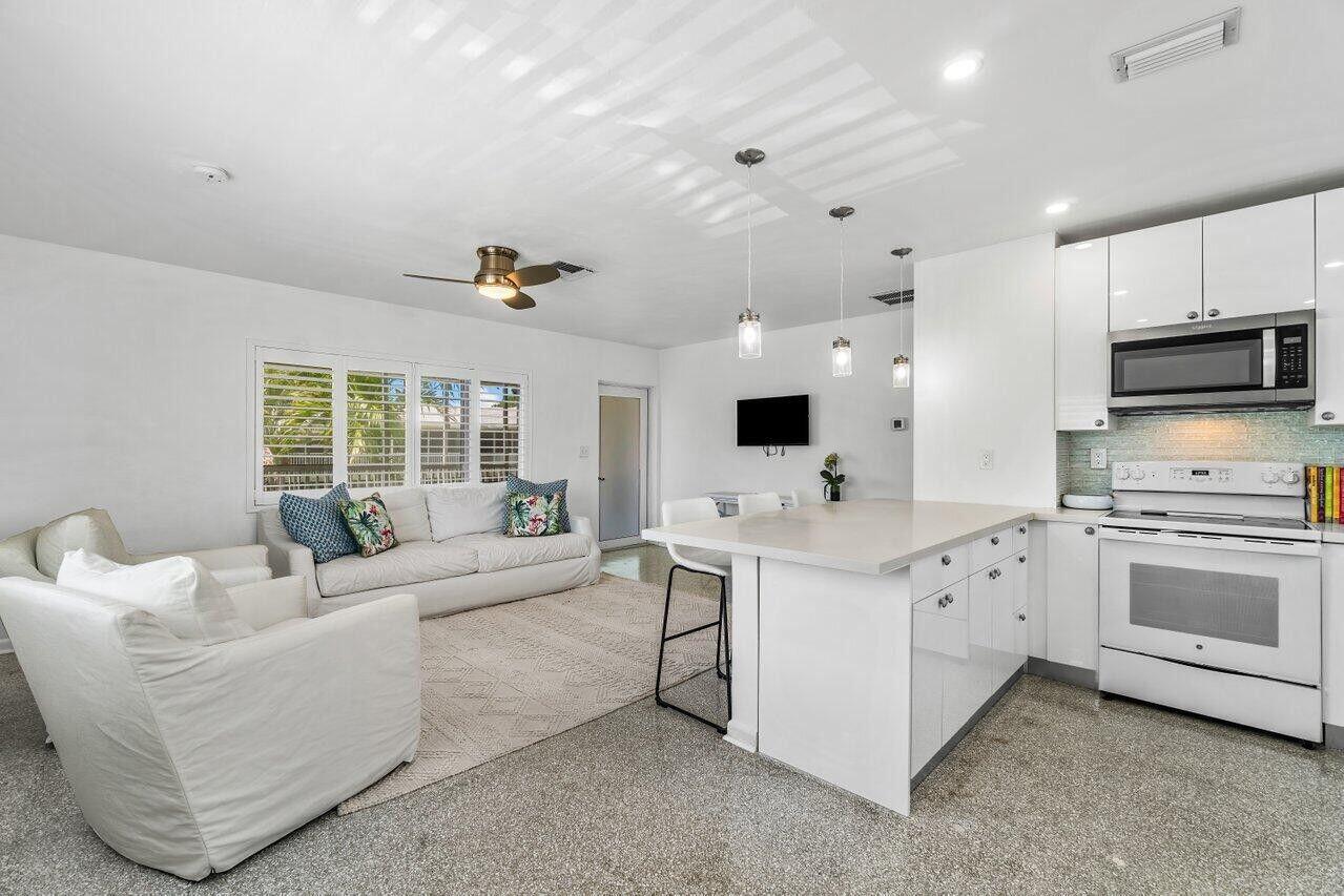 View photos, virtual tours, details... 426 NE 7th Avenue 2g