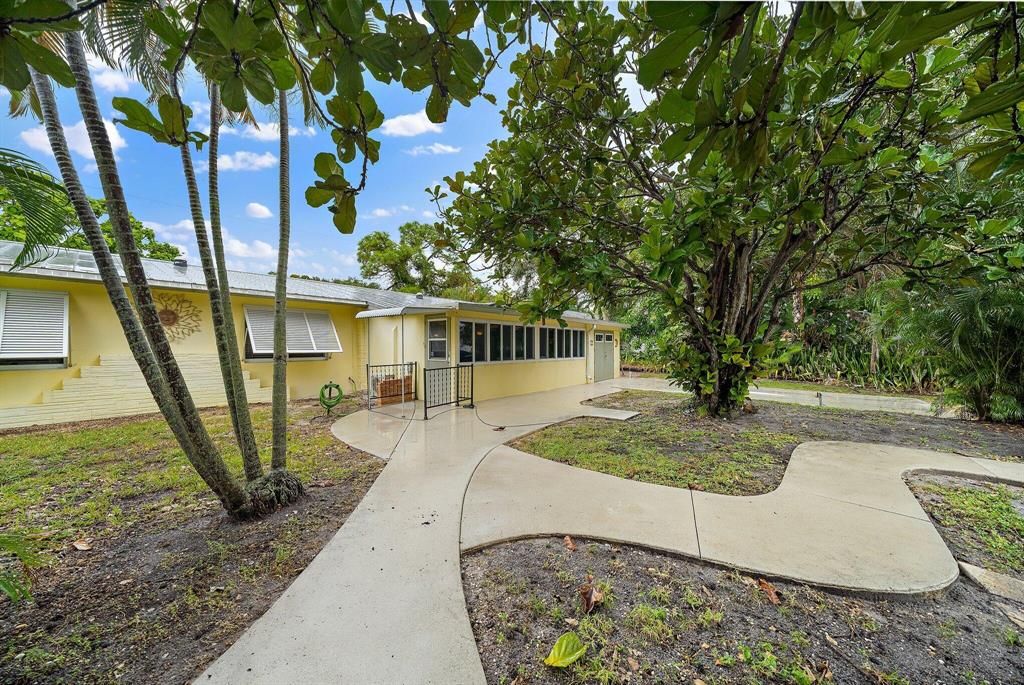 Photo of 1510 Seabrook Road, Jupiter, FL 33469 (MLS # R10754226)