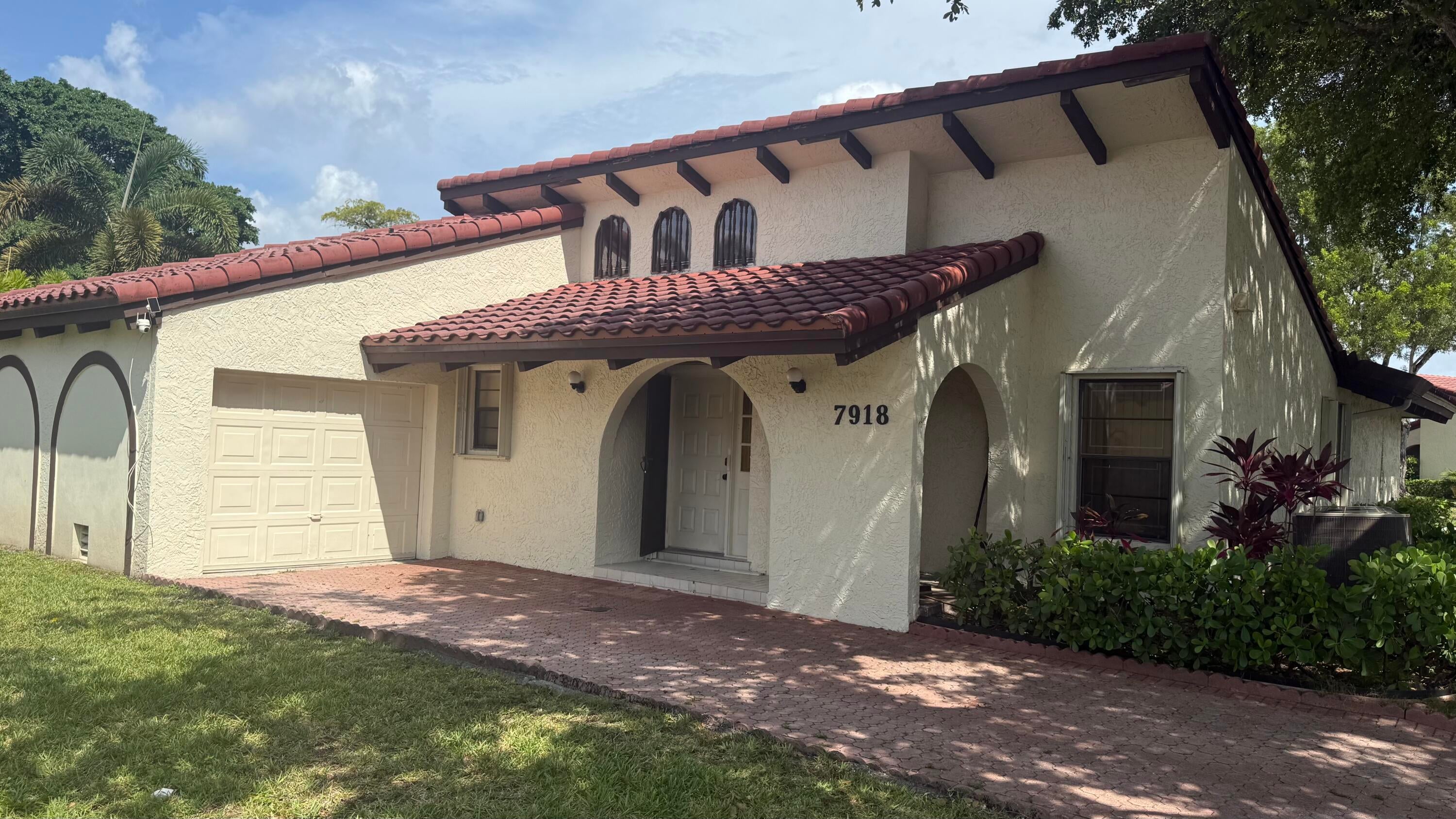 7918 HIBISCUS Circle