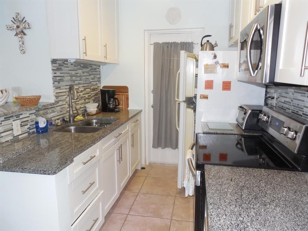 Photo of 1116 Lake Terrace #201, Boynton Beach, FL 33426 (MLS # F10432042)