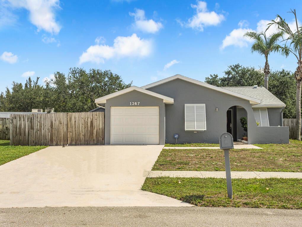 LOOKING TO RENT SINGLE FAMILY HOME IN THE HEART OF ROYAL PALM BEACH LOOK NO FURTHER. THIS 3 BEDROOM 2 BATH HOME IS PERFECT FOR A FAMILY. HOME HAS LARGE PRIVATE BACK YARD PERFECT FOR BBQ'S AND FAMILY PARTIES. COUNTERPOINT COMMUNITY OFFERS PLAYGROUND, PARK FOR KIDS BASKETBALL COURT AND FISHING PIER.