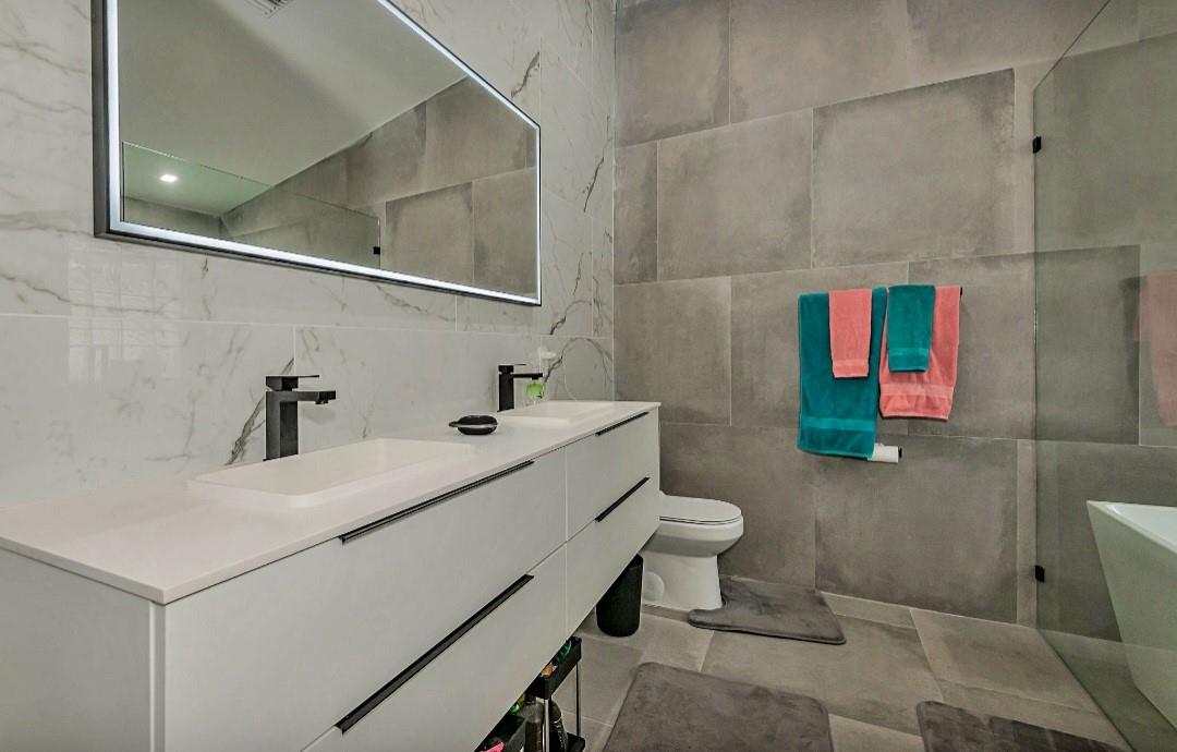 Hollywood Lakes Country C - Residential