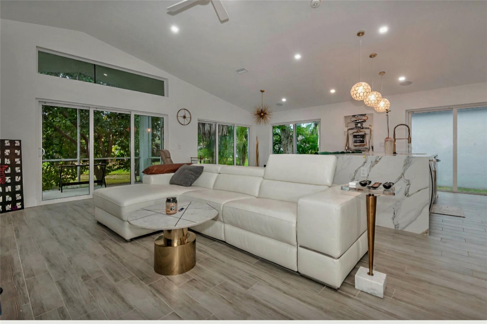 Hollywood Lakes Country C - Residential