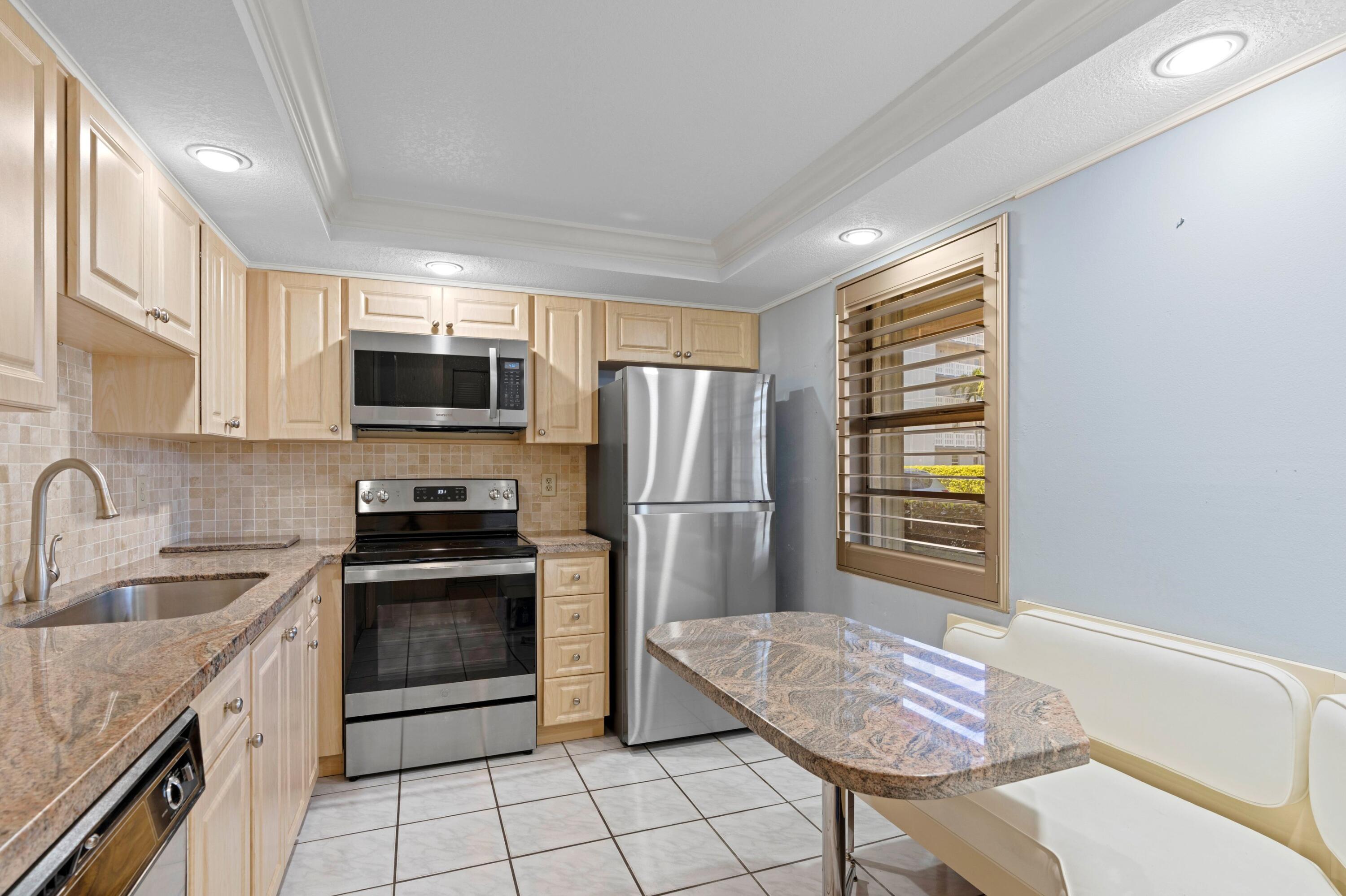 MEADOWBROOK LAKES VIEW CONDO - Residential