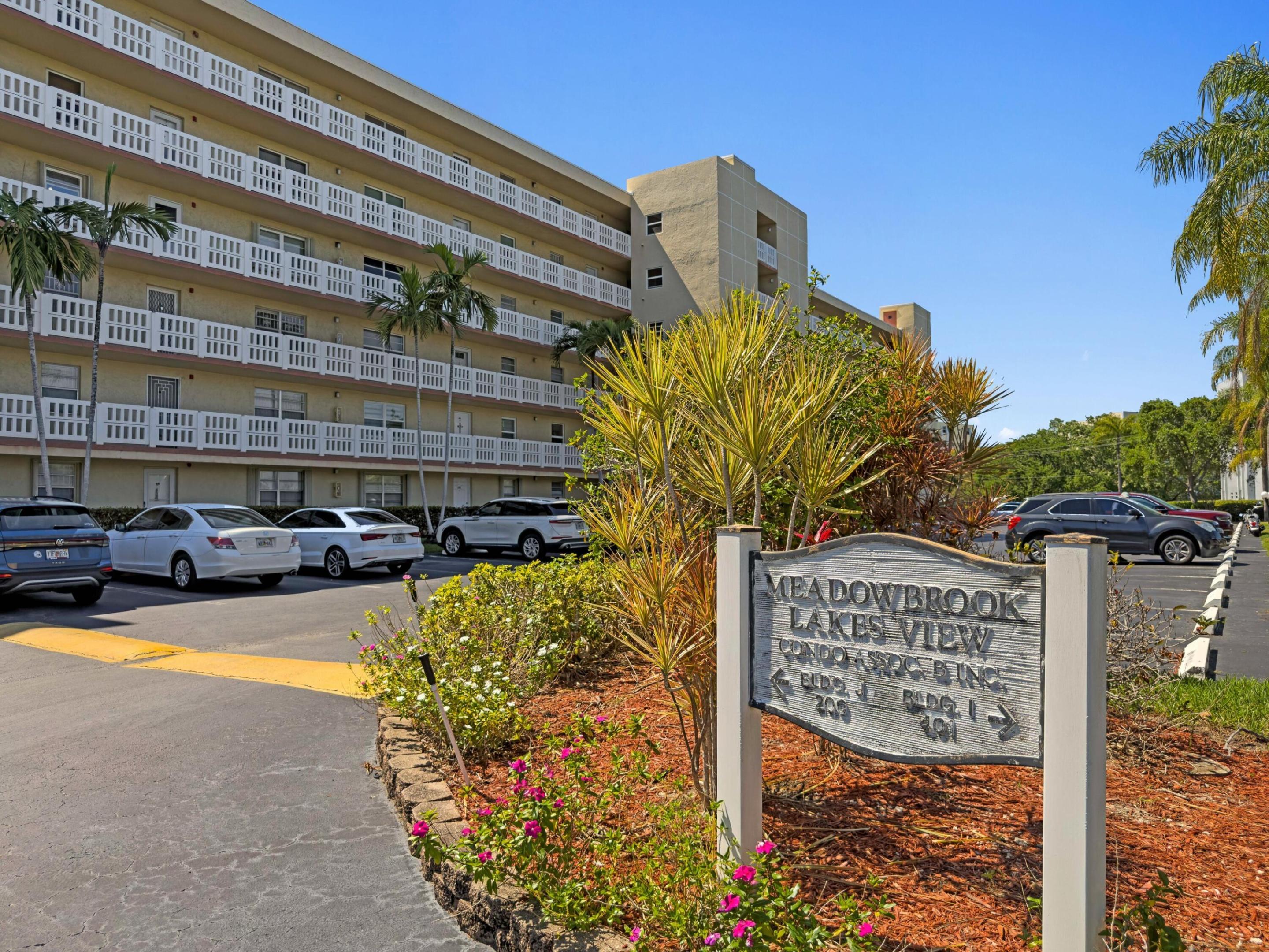 MEADOWBROOK LAKES VIEW CONDO - Residential