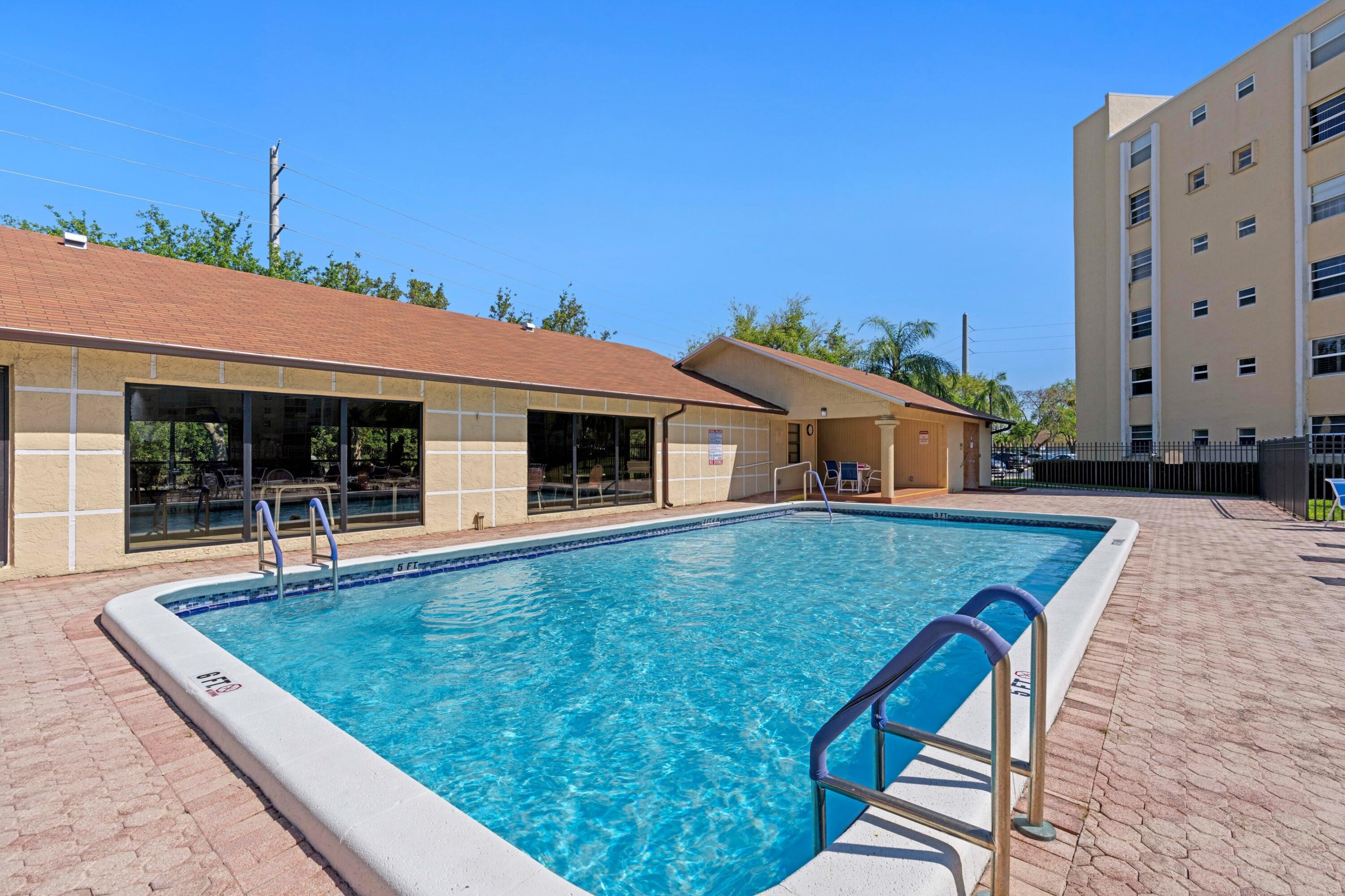 MEADOWBROOK LAKES VIEW CONDO - Residential