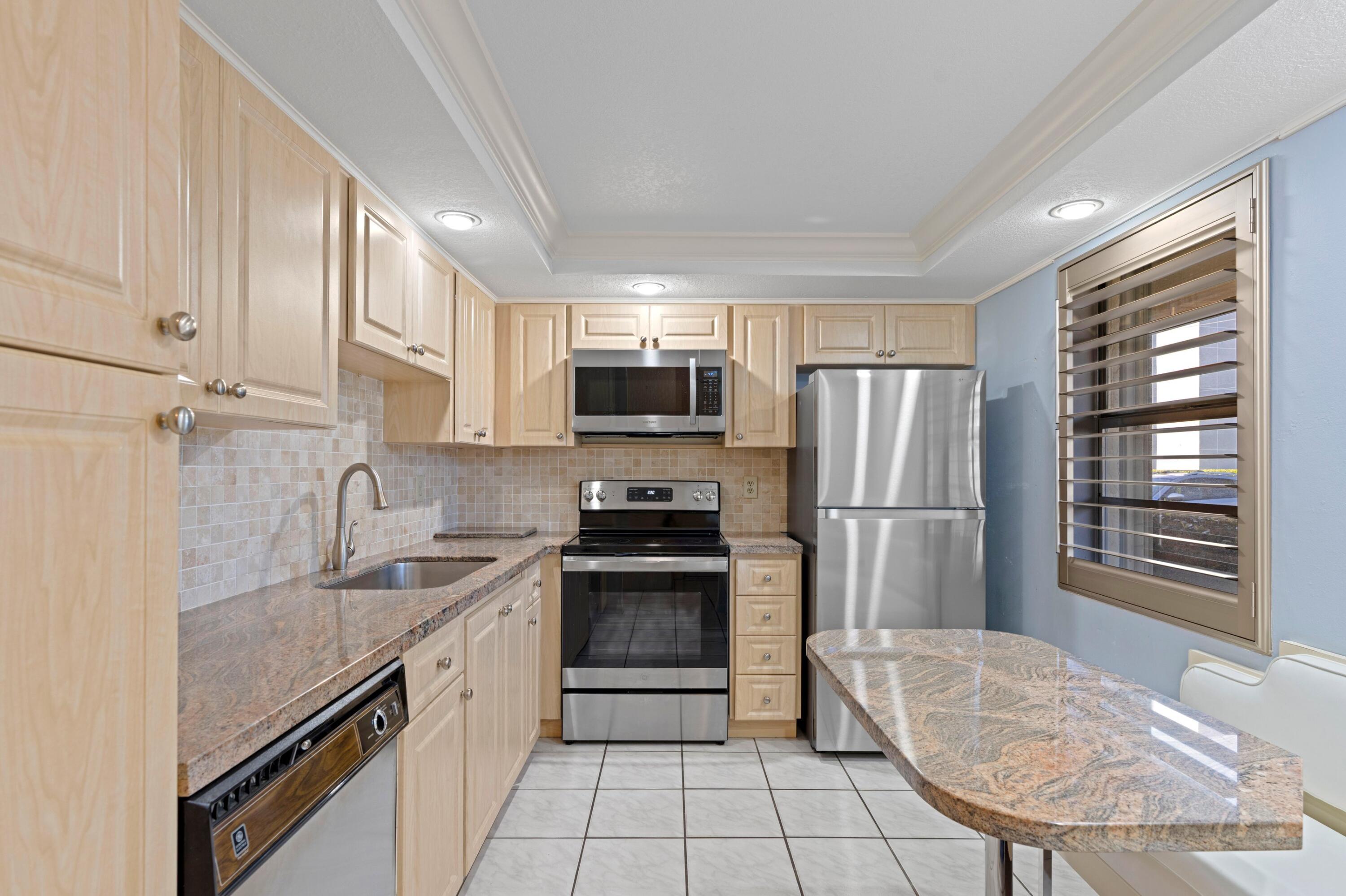 MEADOWBROOK LAKES VIEW CONDO - Residential