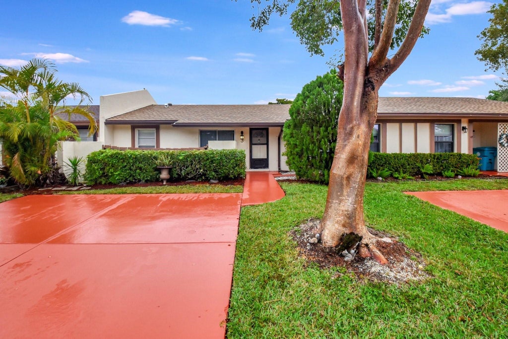 Photo of 3 Knightsbridge Lane, Boynton Beach, FL 33426 (MLS # F10482480)