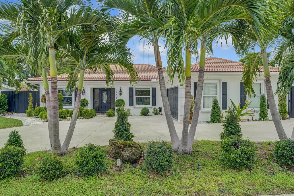 Photo of 1012 W Camino Real Real, Boca Raton, FL 33486 (MLS # R11119327)