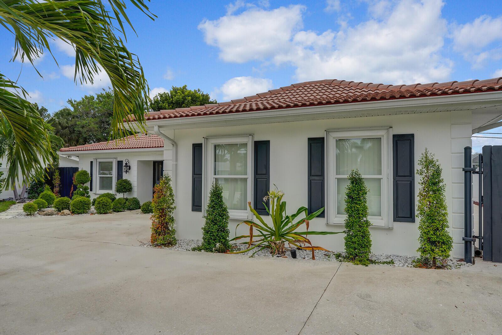 1012 W Camino Real
