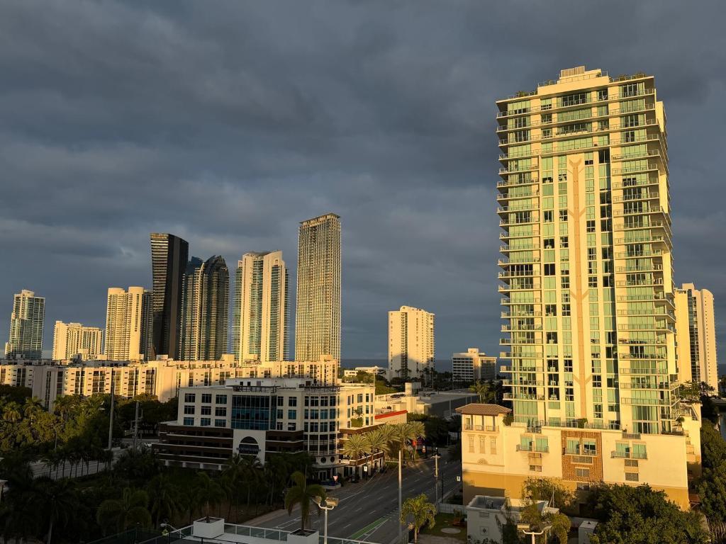 400 SUNNY ISLES CONDO EAST - Residential Lease