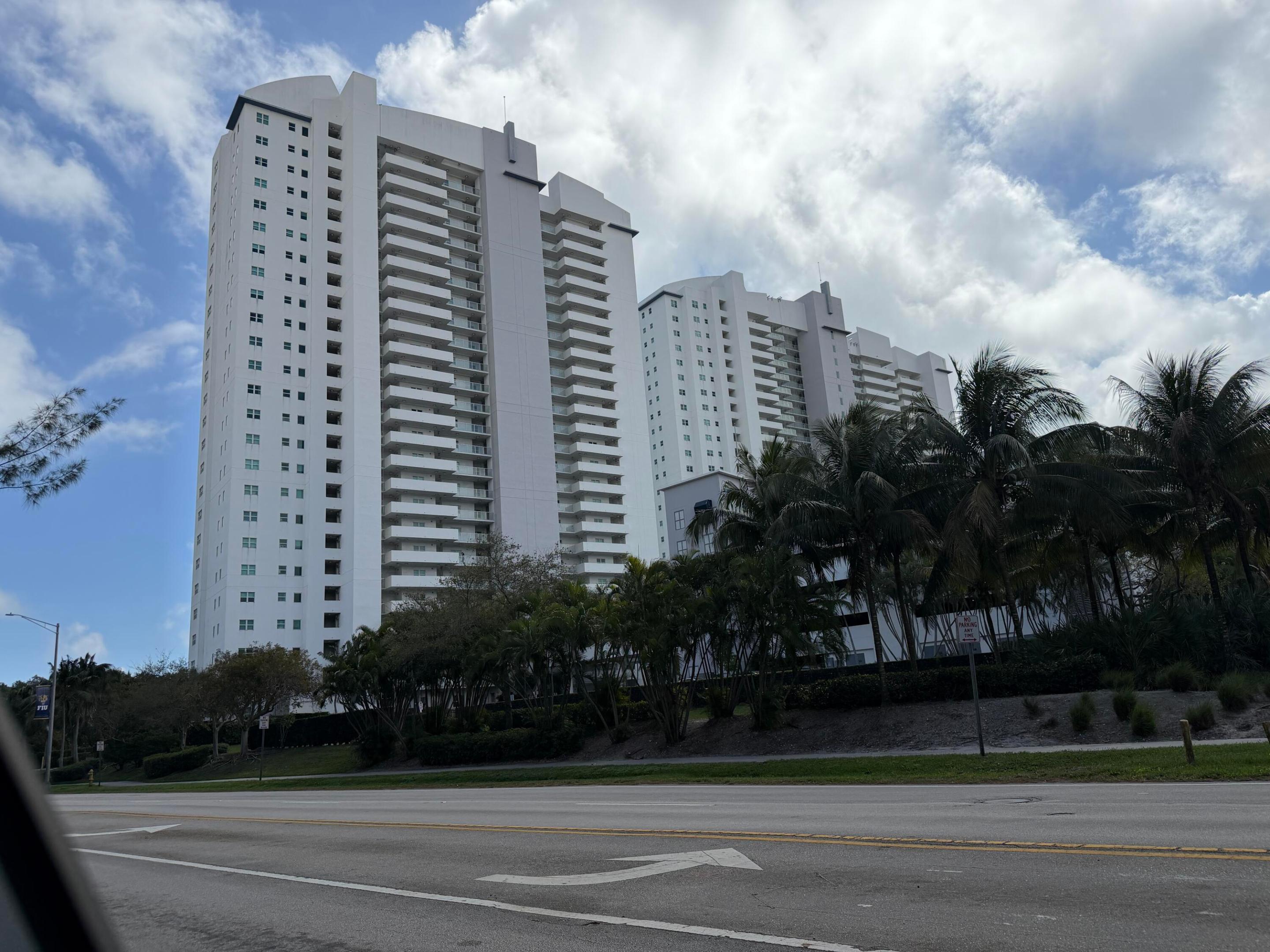 THE OAKS I CONDO - Residential