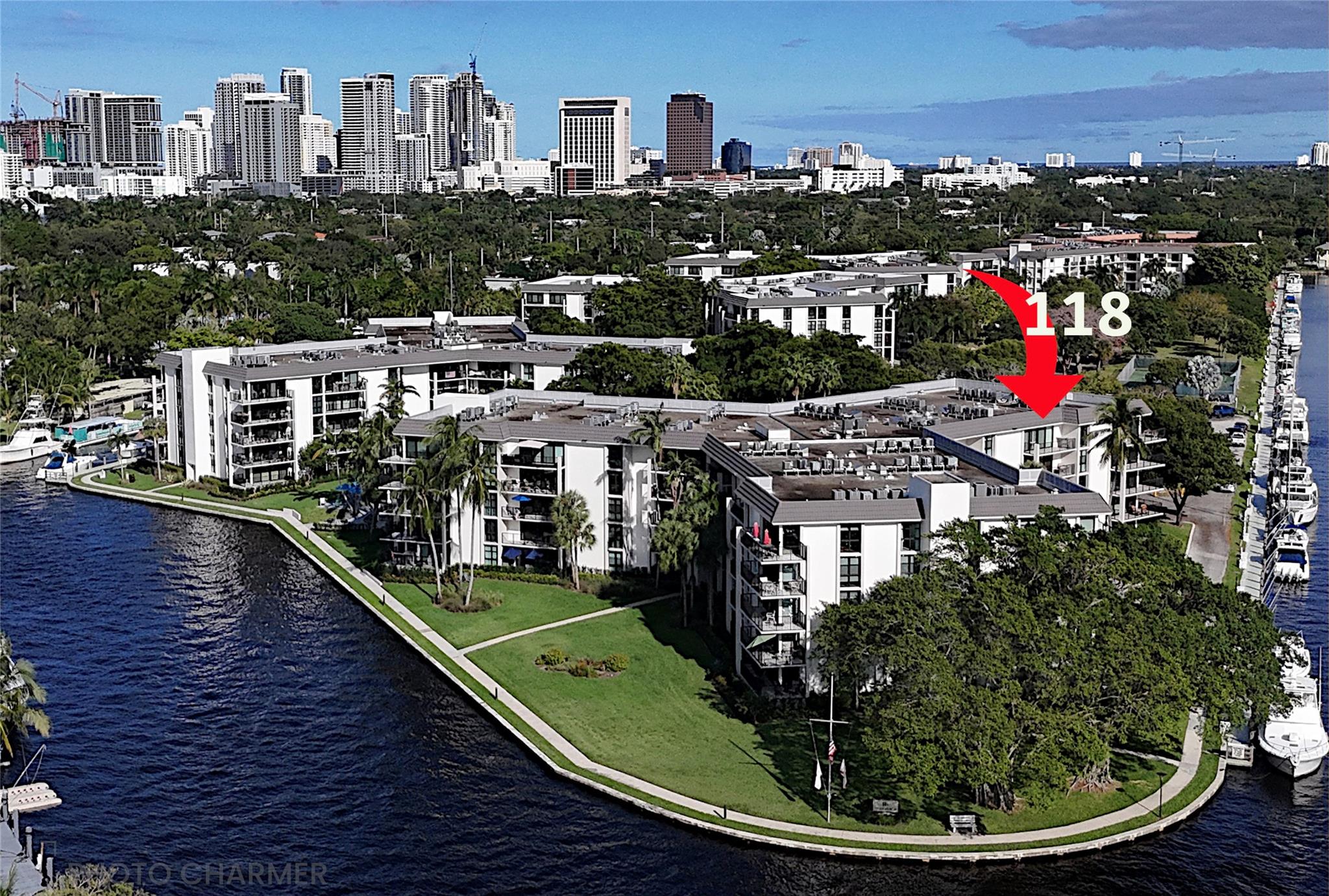 Boaters Paradise - Boat Dockage up to 50' OAL - Direct Waterfront, 1st floor - Skip the elevators! Stylishly renovated open kitchen, new lighting, hardware and fixtures. Tiled throughout, new paint with custom molding. HUGE master suite with walk in shower and closet. Second bedroom is a great guest room or den - 2 pets allowed up to 20 pounds/each. Boat dockage is offered to owner residents at $40 per ft - per year for boats up to 50 ' OAL (when available) No fixed bridges to the ICW via the scenic New River. River Reach is a quiet , gated tropical island community . A stone throw from downtown yet very peaceful . Amenities : Club room , Fitness center , 3 pools w / BBQ grills , 2 tennis courts - Pickleball