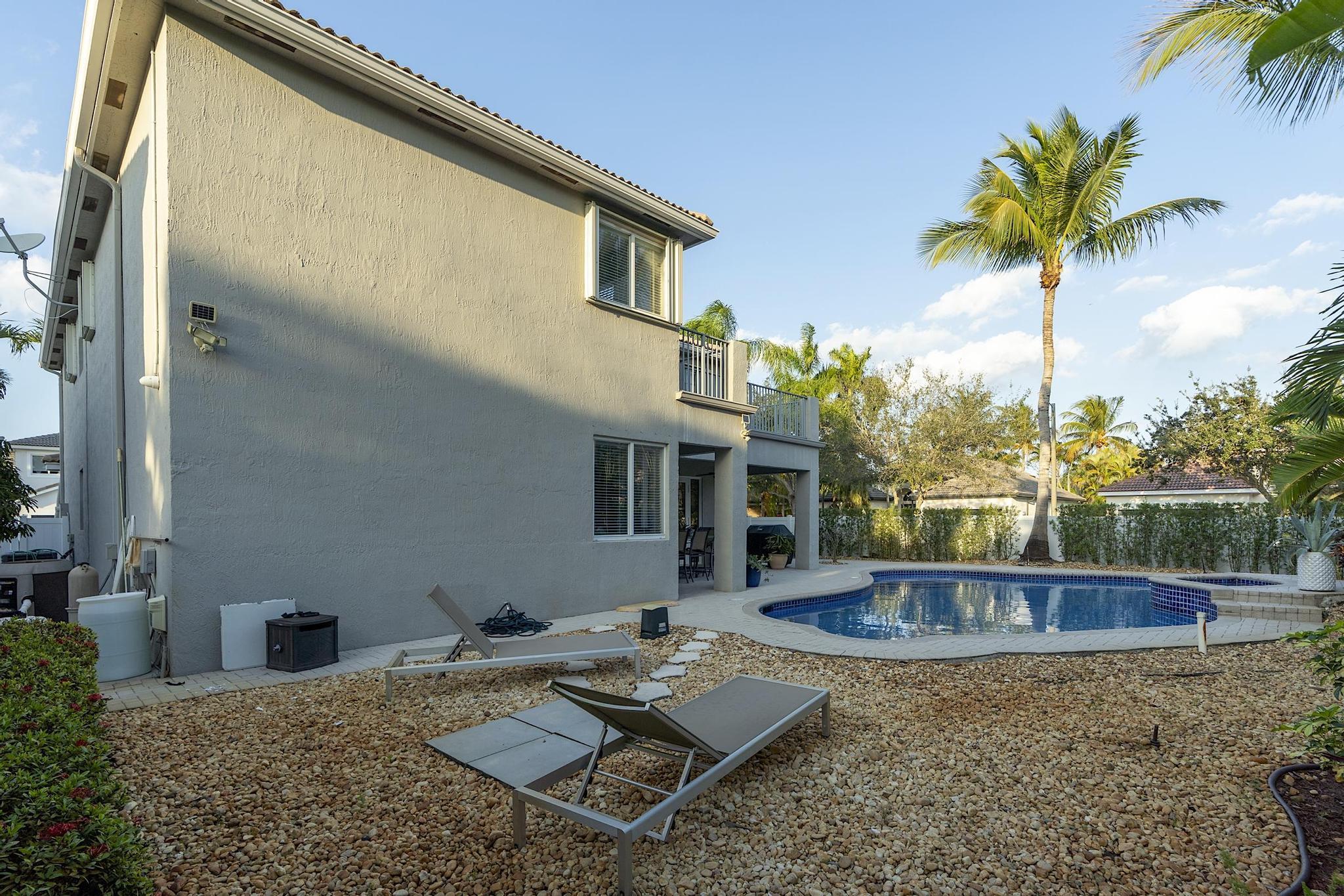 HEFTLER HOMES AT PEMBROKE SHORES - Residential