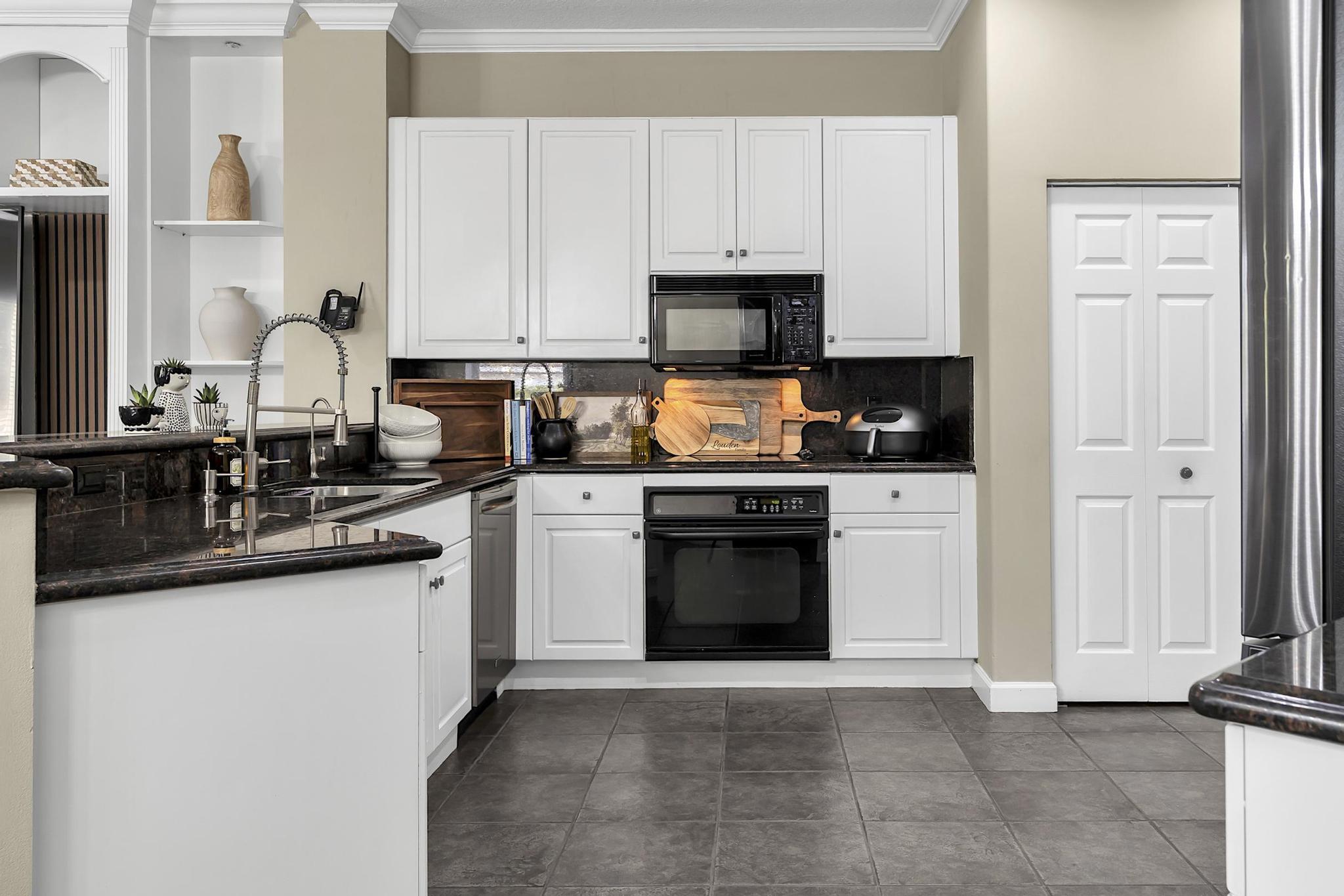 HEFTLER HOMES AT PEMBROKE SHORES - Residential