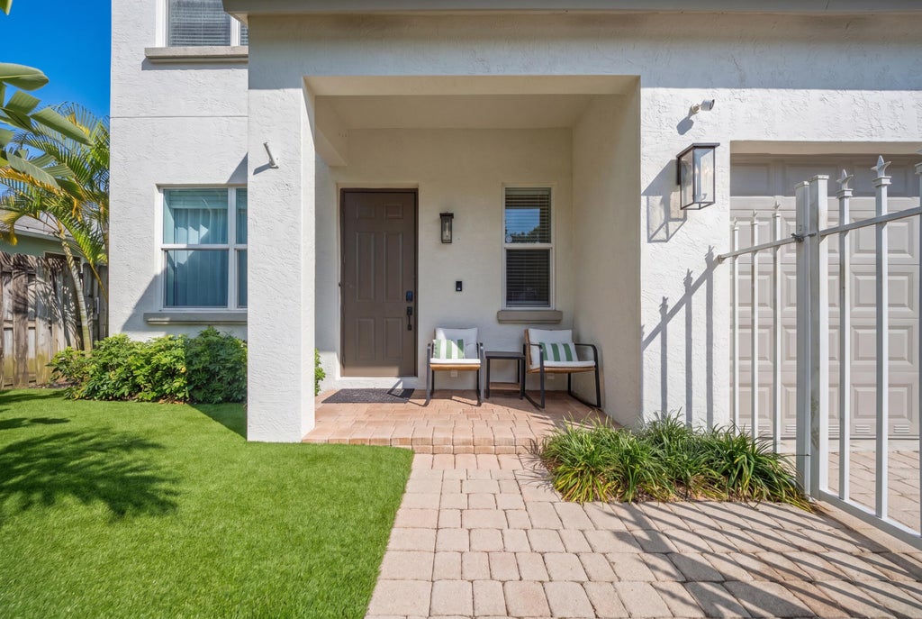 Photo of 417 SW 8th Street, Fort Lauderdale, FL 33315 (MLS # B26036682)