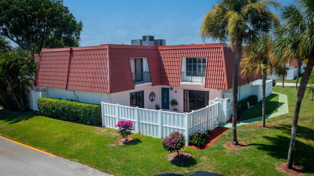 Photo of 1406 Oxford Lane, Boynton Beach, FL 33426 (MLS # R10826853)