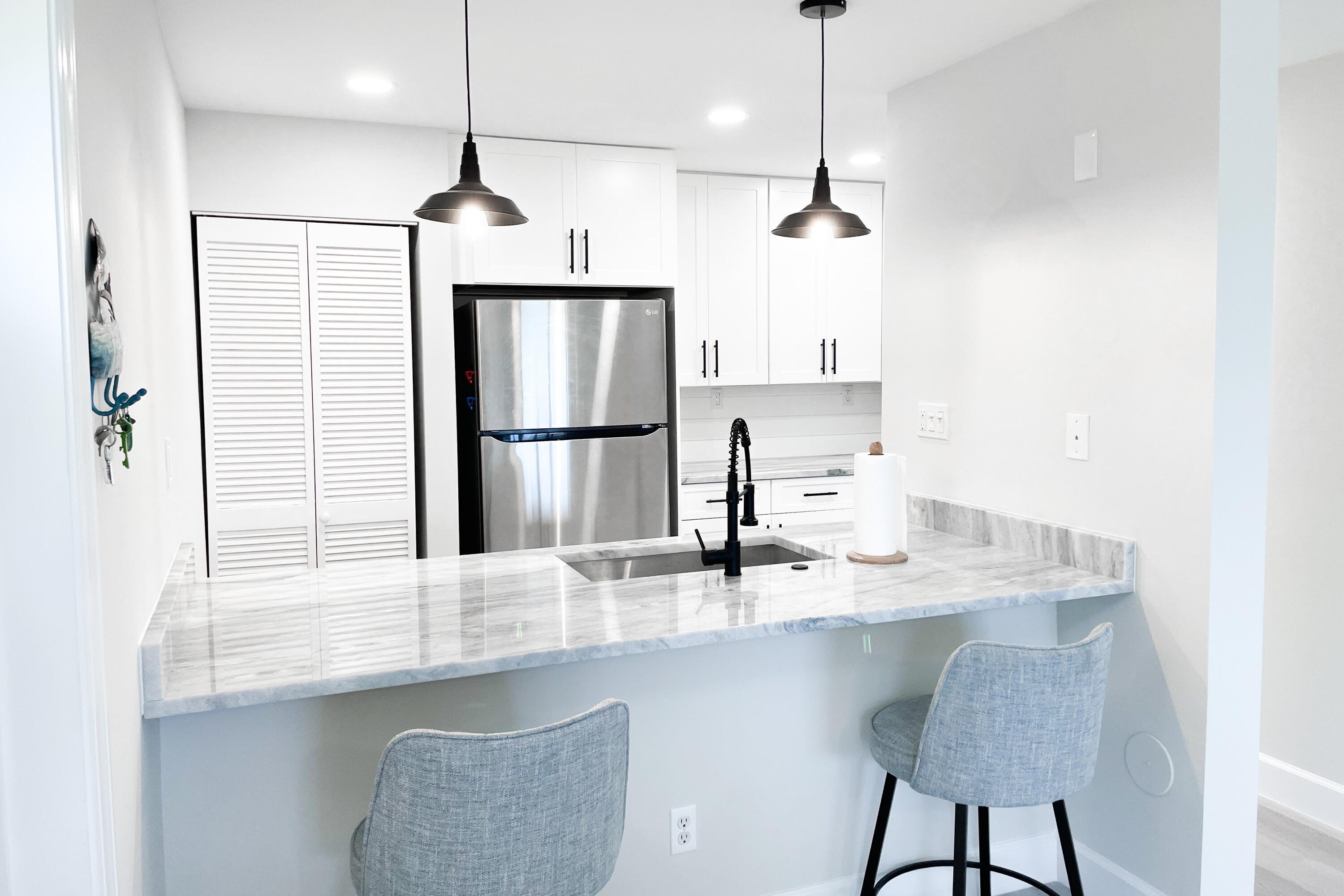 BEACH VILLAS ON HUTCHINSO - Residential Lease