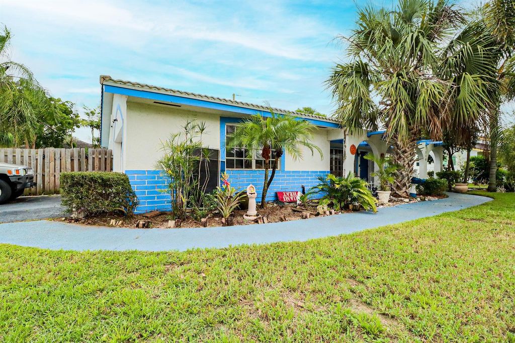 Photo of 518 Linnet Circle, Delray Beach, FL 33444 (MLS # R11117026)