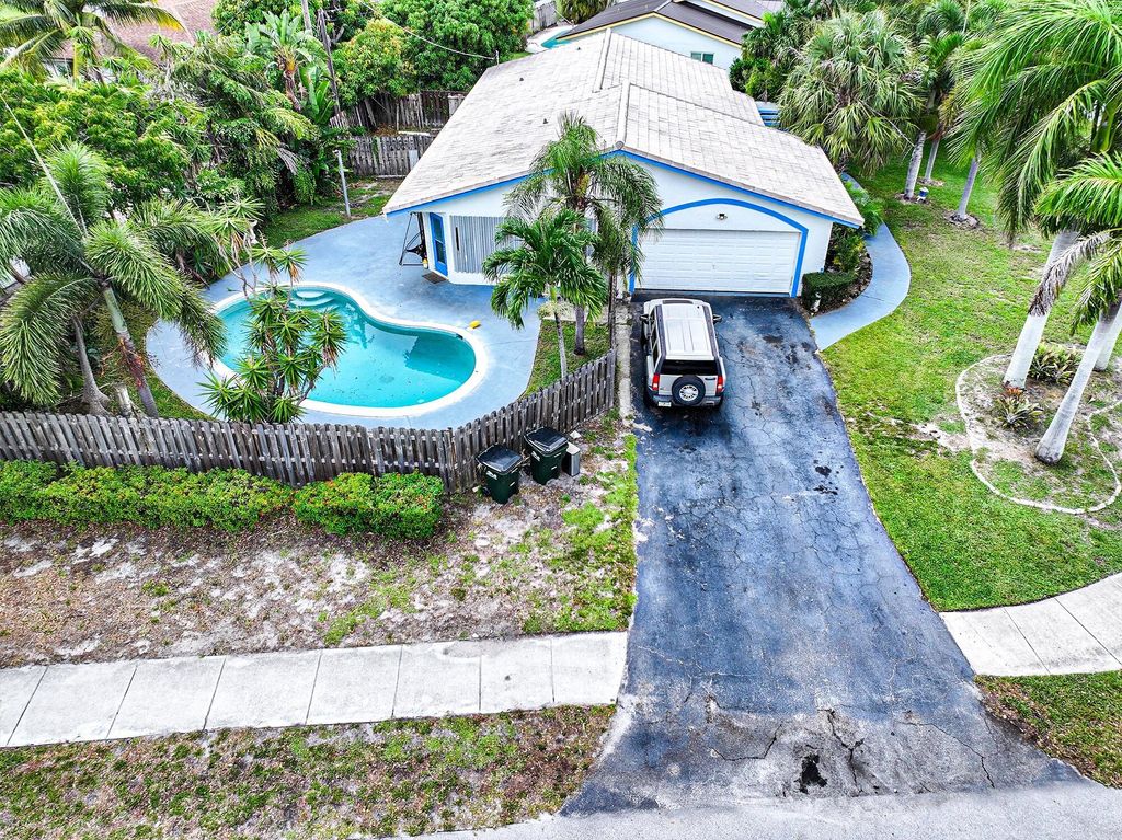 Photo of 518 Linnet Circle, Delray Beach, FL 33444 (MLS # R11117026)