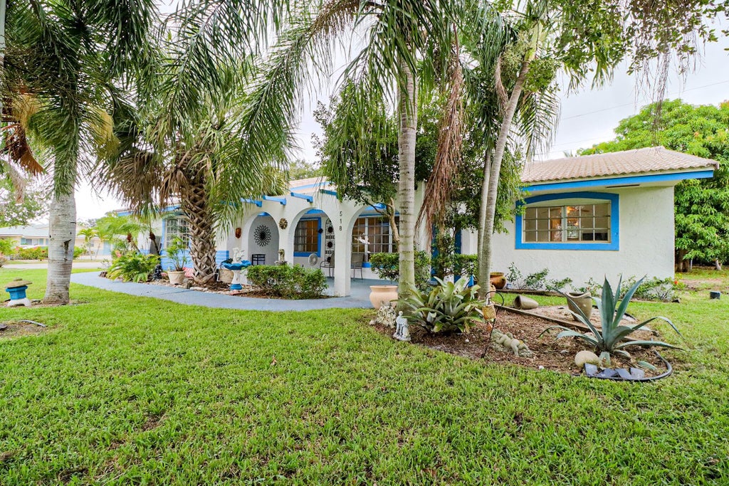 Photo of 518 Linnet Circle, Delray Beach, FL 33444 (MLS # R11117026)
