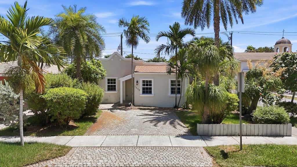 Photo of 1658 JACKSON Street, Hollywood, FL 33020 (MLS # B26056473)