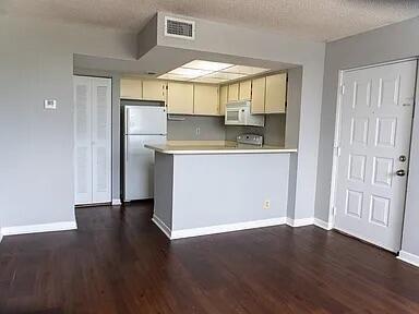 CLEAR LAKE CLUB CONDO - Residential Lease