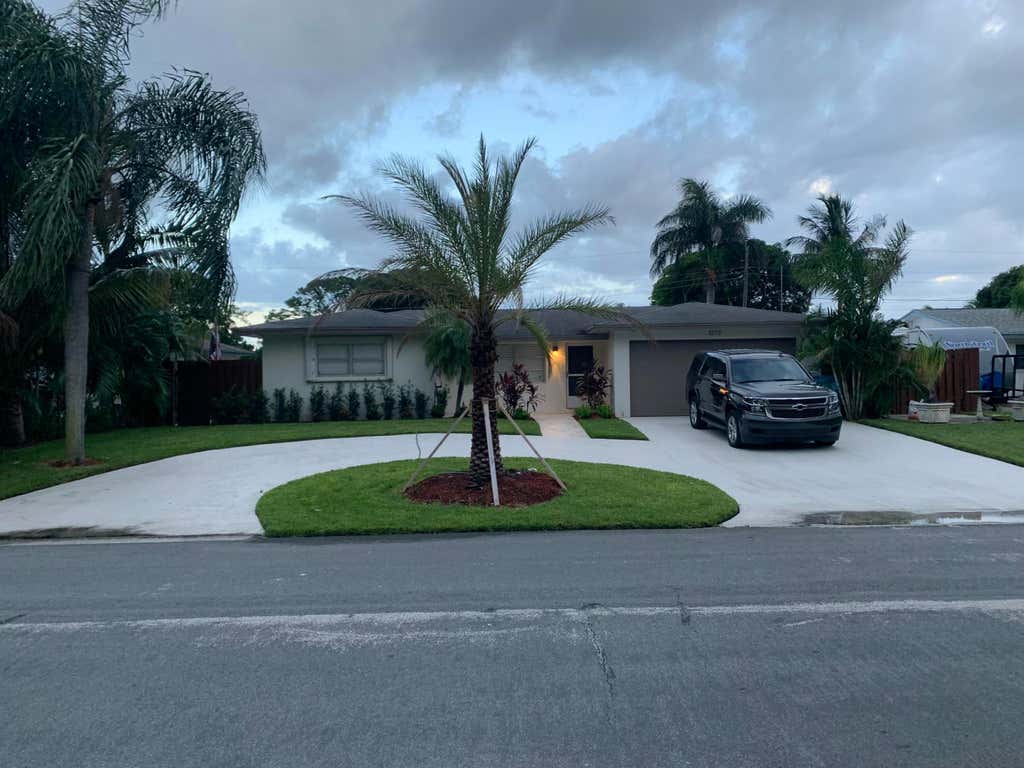 Photo of 1072 SW 25TH Avenue, Boynton Beach, FL 33426 (MLS # B26056248)