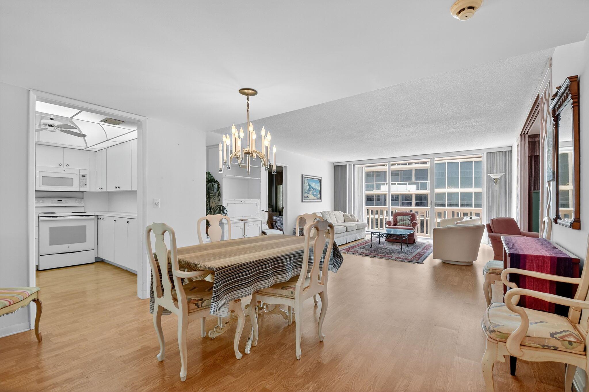 3570 S Ocean Boulevard 508, South Palm Beach, FL, 33480/$449,000 2 3570 S Ocean Boulevard 508
