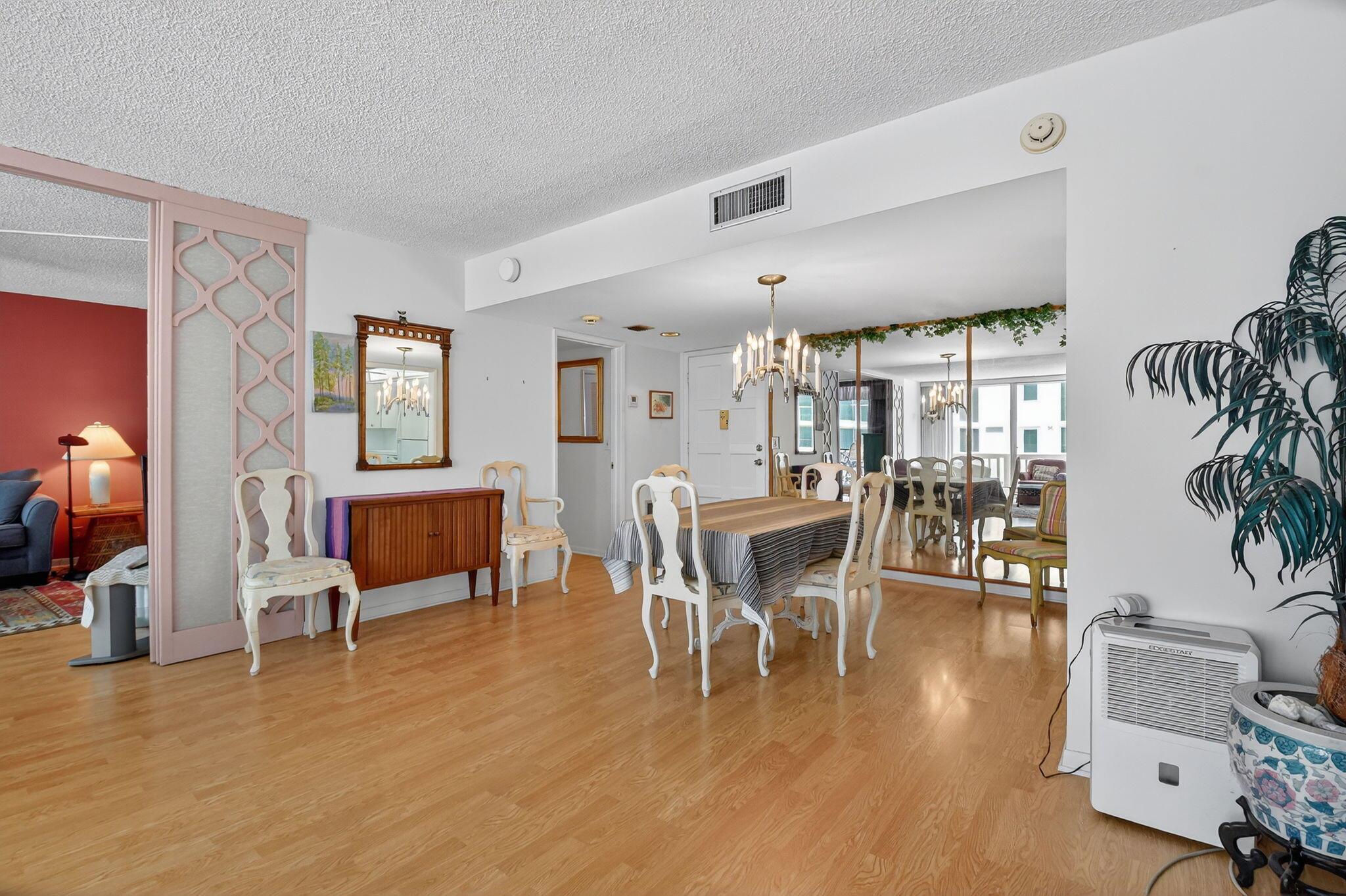 3570 S Ocean Boulevard 508, South Palm Beach, FL, 33480/$449,000 4 3570 S Ocean Boulevard 508