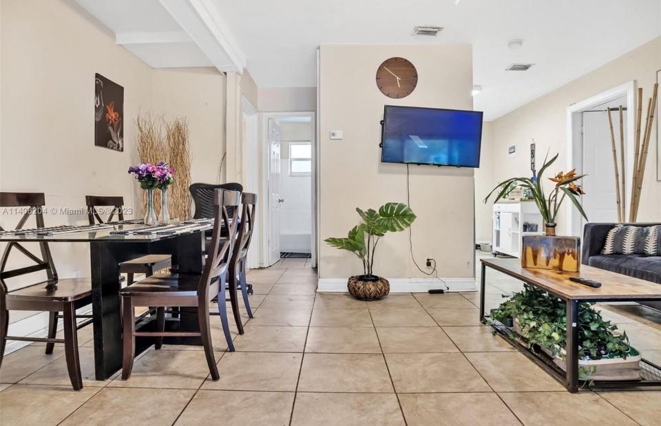 COLLIER MANOR FIRST ADD - Residential Lease