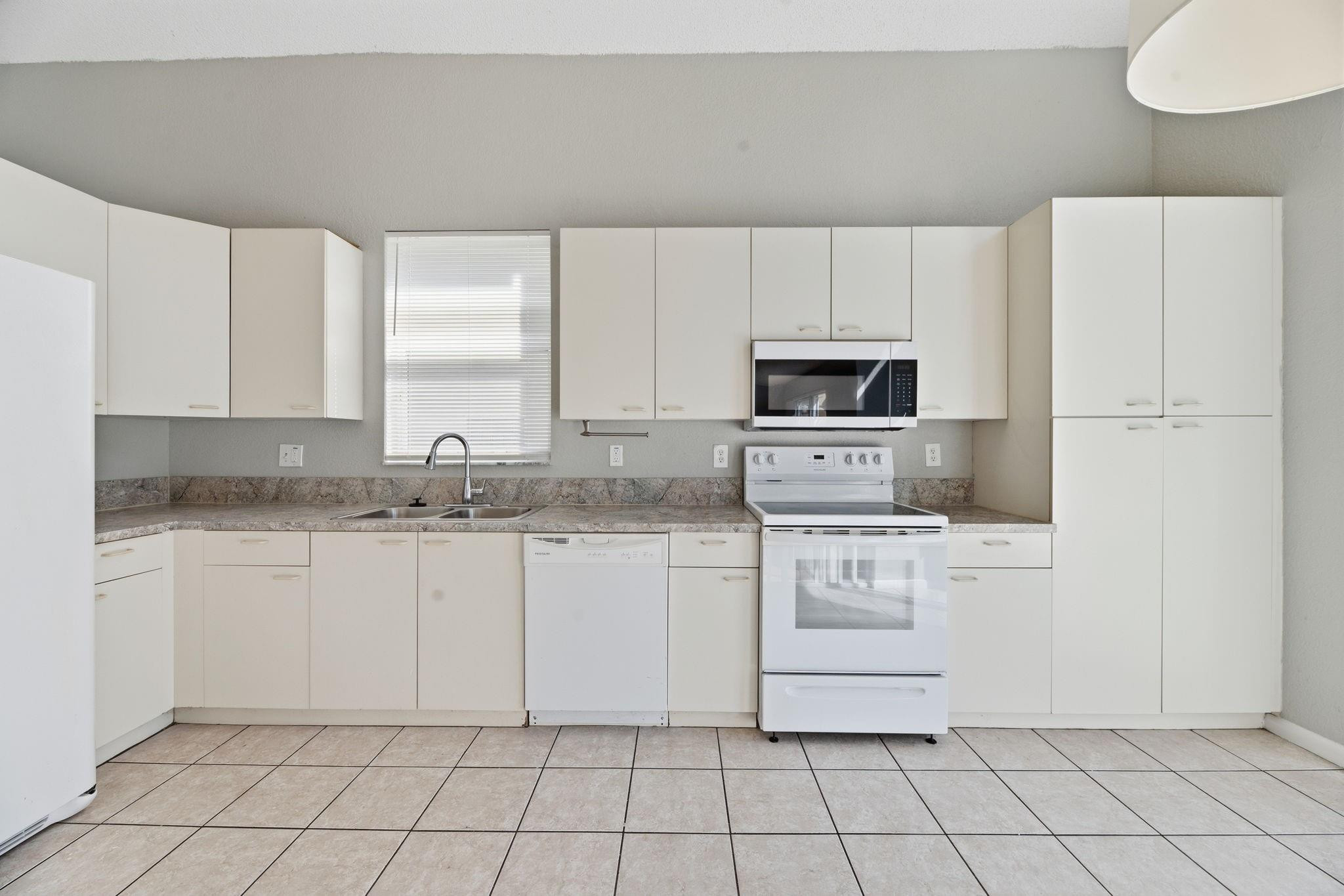 Towngate 156-11 B - Residential