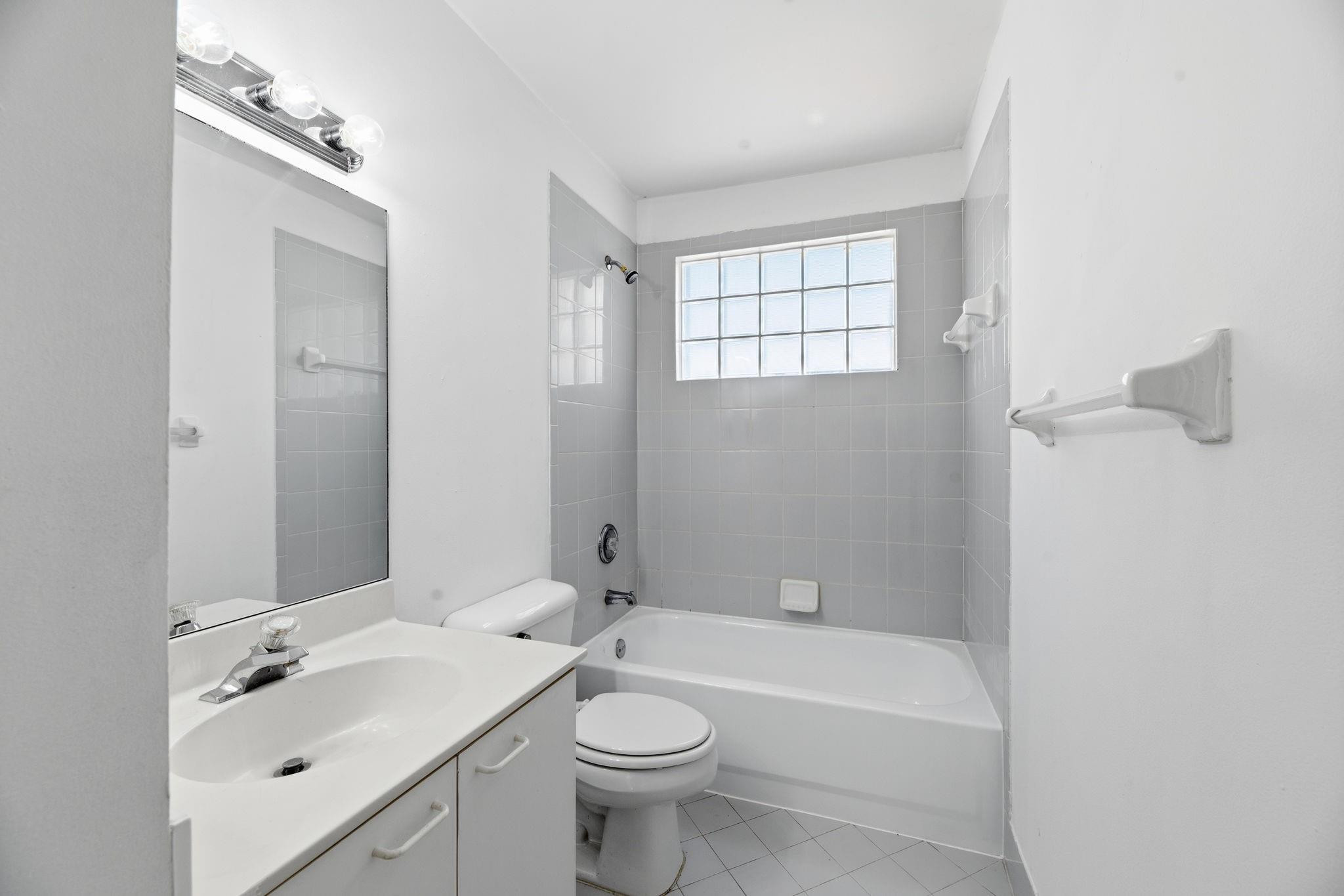 Towngate 156-11 B - Residential