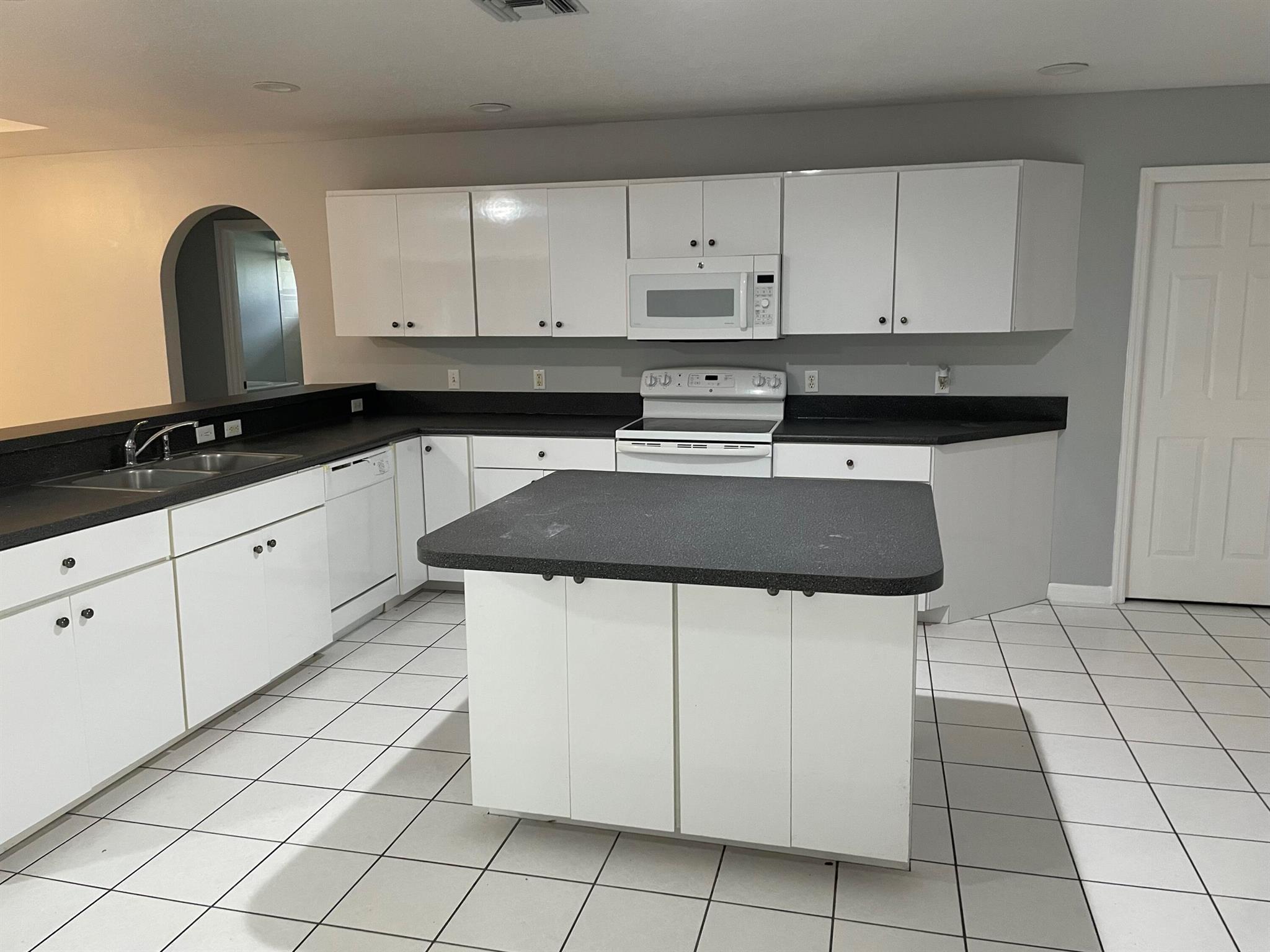 PAAR ESTATES - Residential Lease