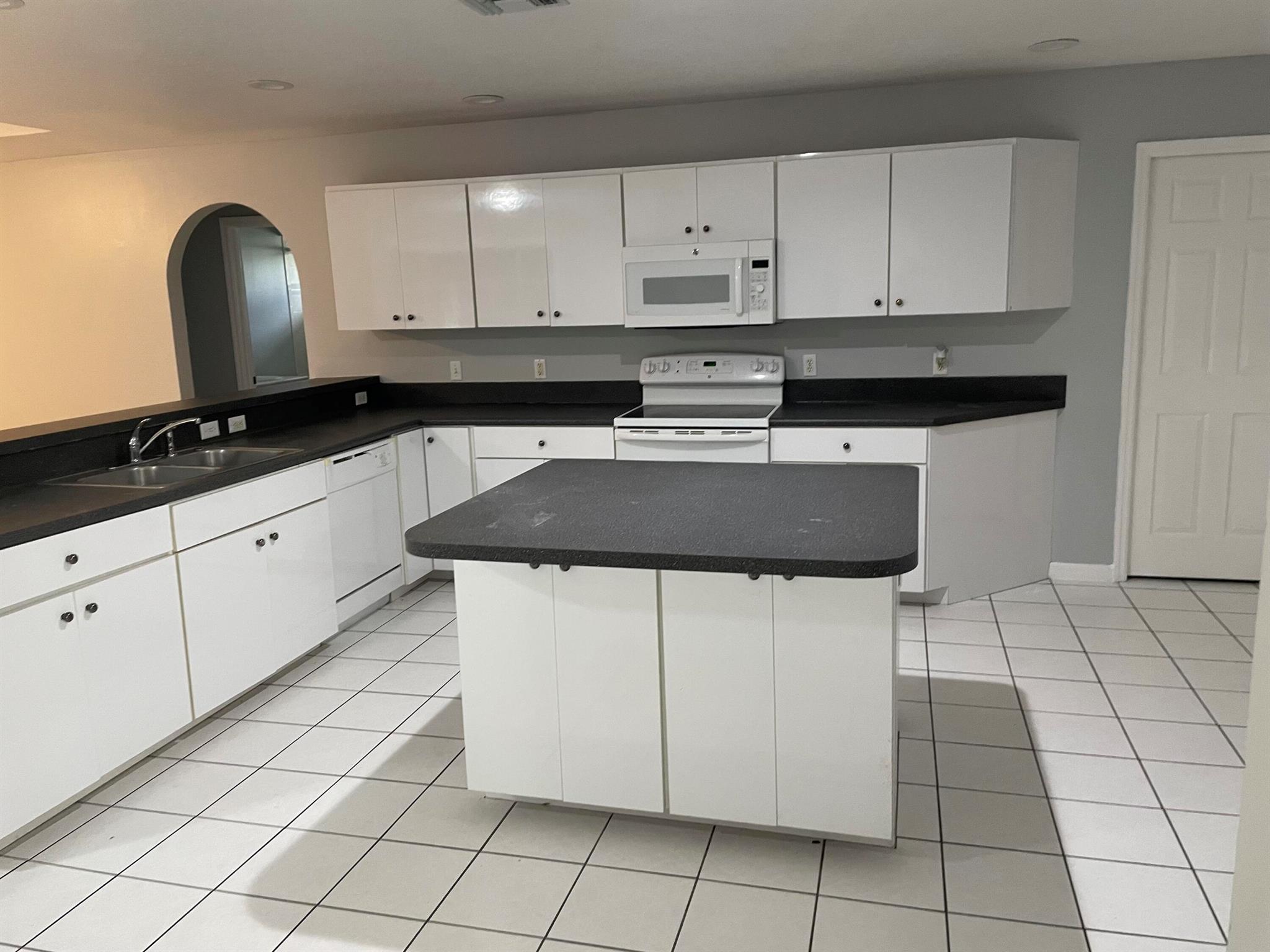 PAAR ESTATES - Residential Lease