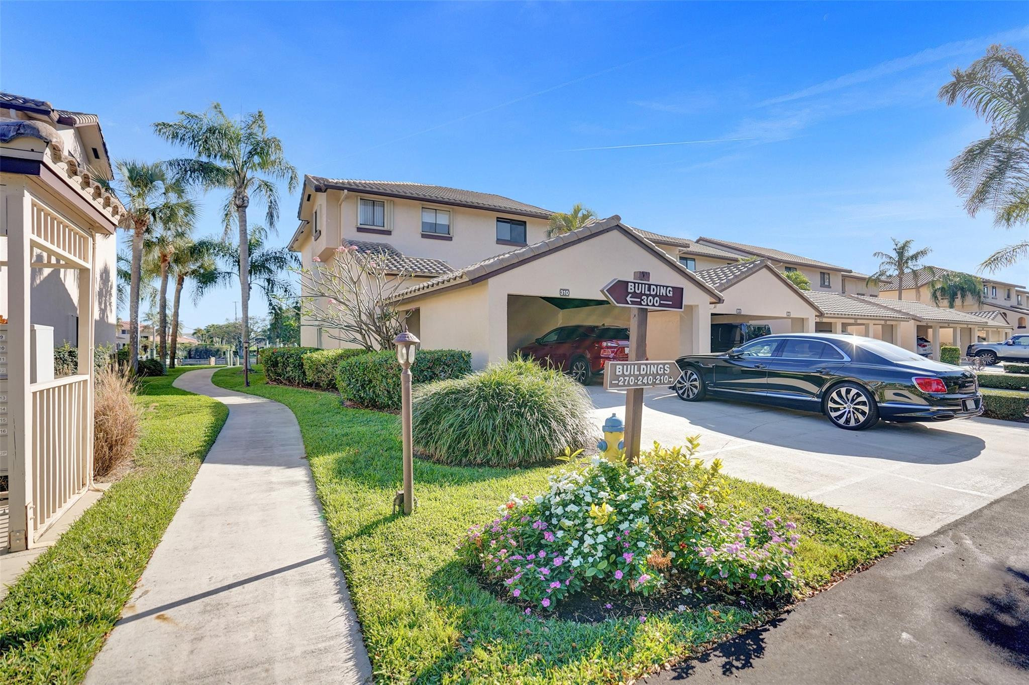 270 Captains Walk 310