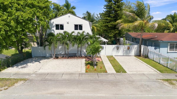 2805 NW 11TH ST, MIAMI, FL 33125 - Image f57be73e46f378ed5bcf05674534f42e/2189860349