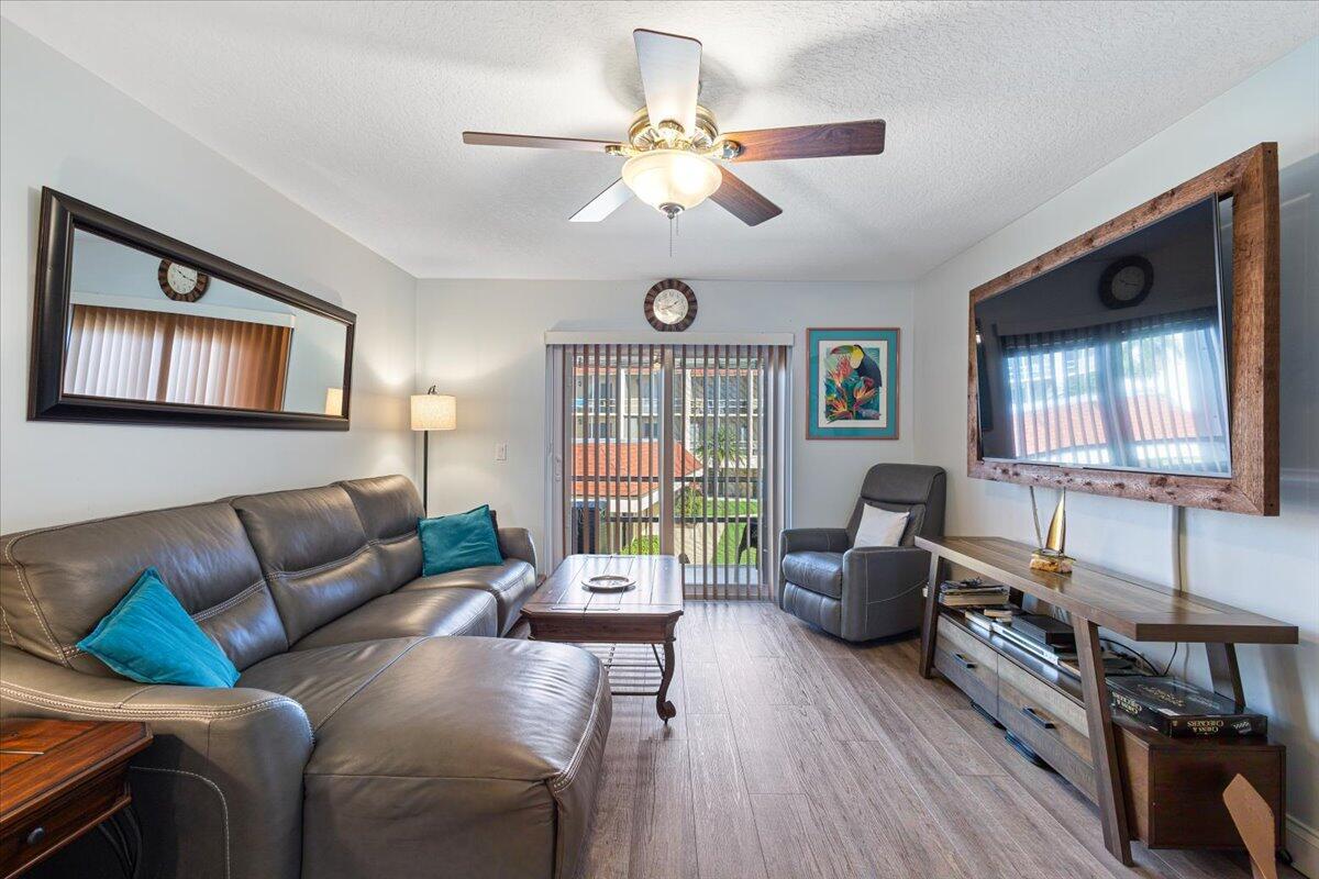 LA ENTRADA DEL MAR CONDOM - Residential