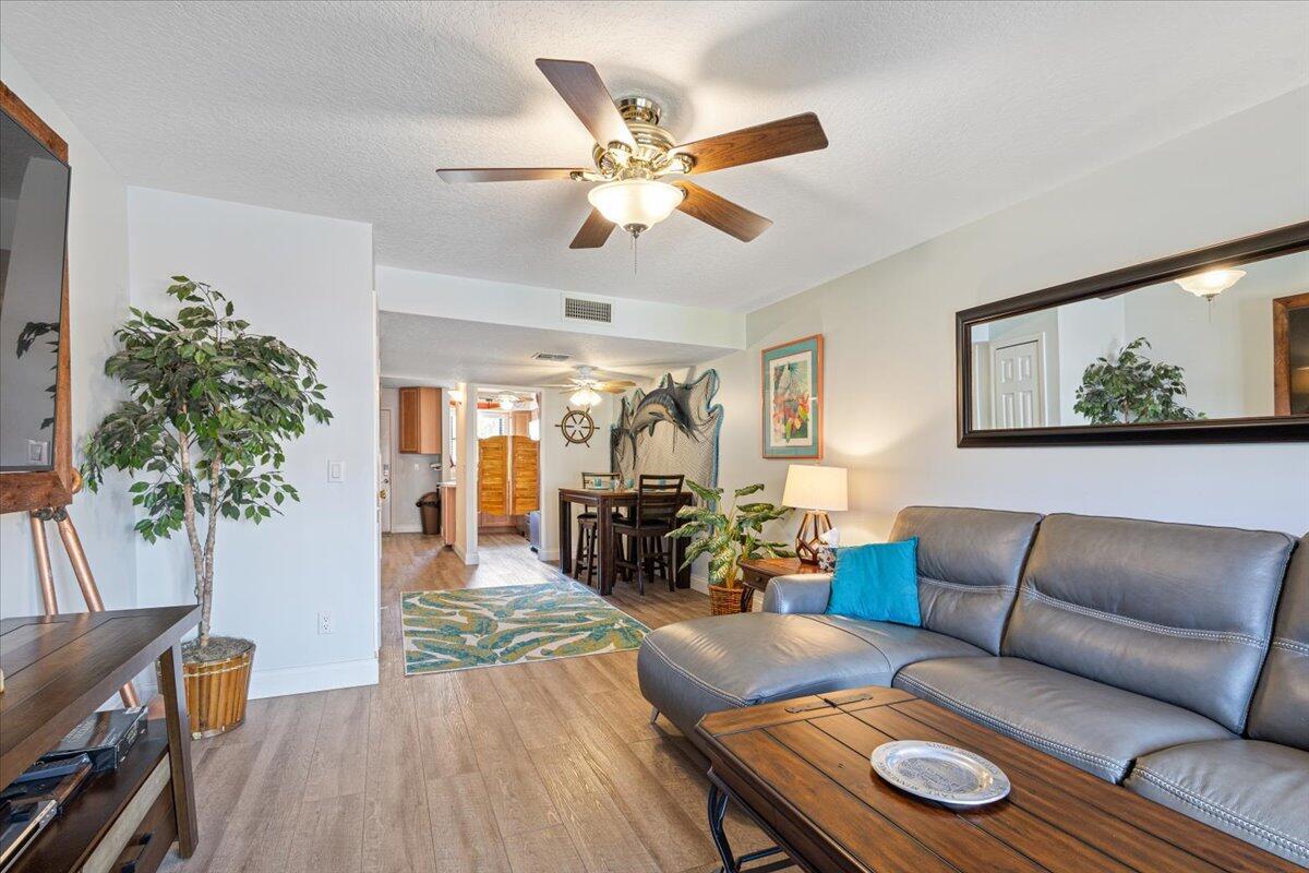 LA ENTRADA DEL MAR CONDOM - Residential