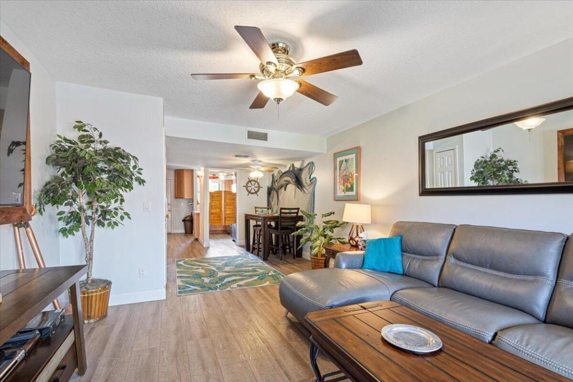 LA ENTRADA DEL MAR CONDOMINIUM - Residential