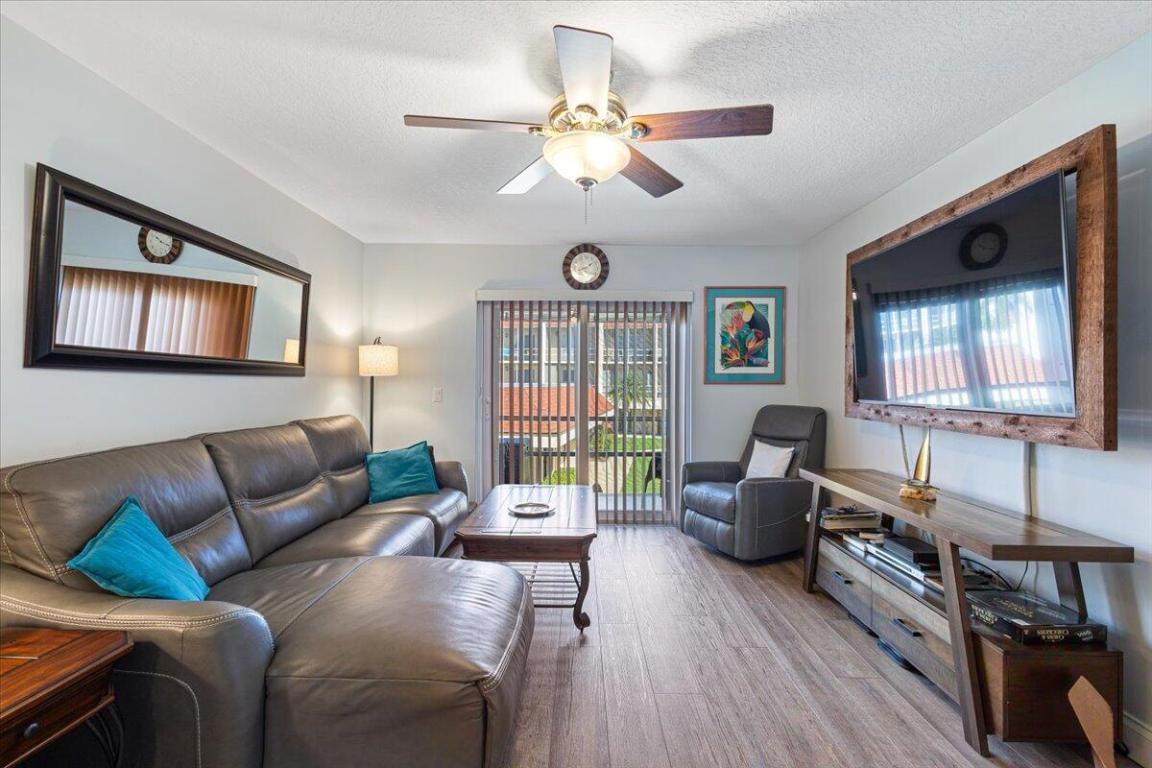 LA ENTRADA DEL MAR CONDOMINIUM - Residential